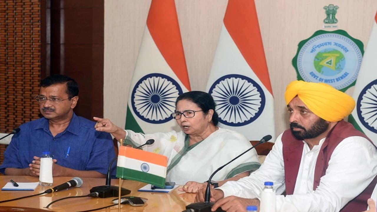 Arvind Kejriwal With Mamata Banerjee Arvind Kejriwal With Mamata Banerjee