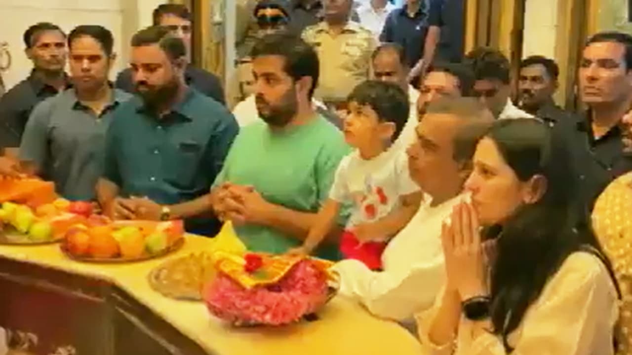 Ambani Family at Siddhivinayak Ambani Family at Siddhivinayak