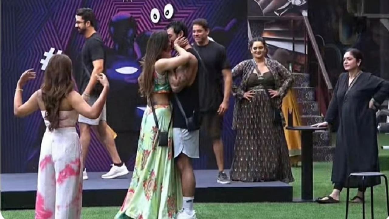 bigg boss ott 2 jad hadid and akanksha puri 30 second kiss