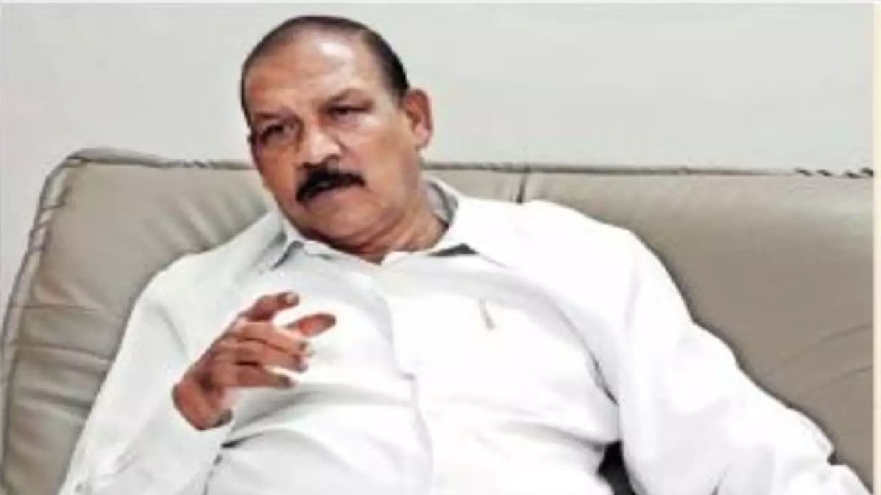 Who is the Minister of Maharashtra Dr Vijaykumar Gavit giving statement on Aishwarya Rai Who is the Minister of Maharashtra Dr Vijaykumar Gavit giving statement on Aishwarya Rai