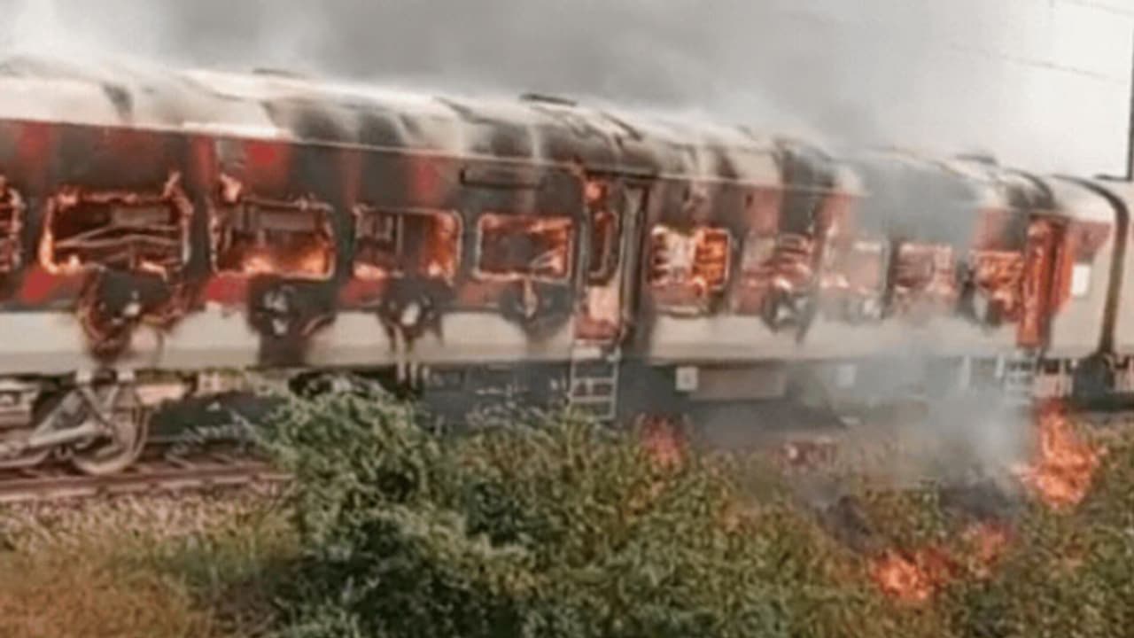 Fire breaks out in Patalkot train in Agra Fire breaks out in Patalkot train in Agra
