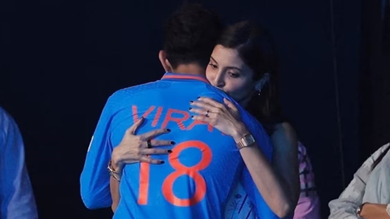 Anushka Sharma Consol Virat Kohli Anushka Sharma Consol Virat Kohli