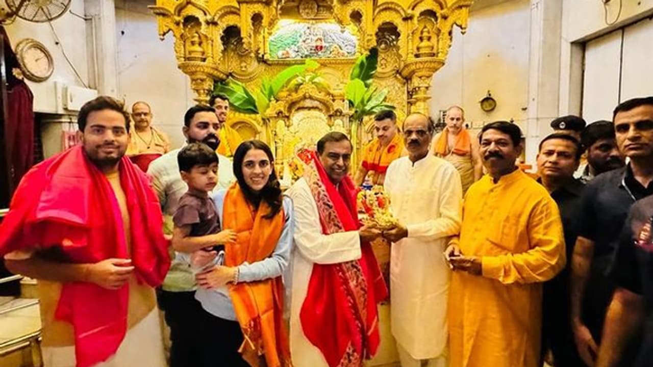 Ambani family at siddhivinayak Ambani family at siddhivinayak