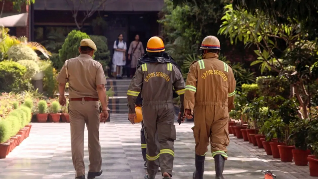 SCHOL BOMB SCHOL BOMB