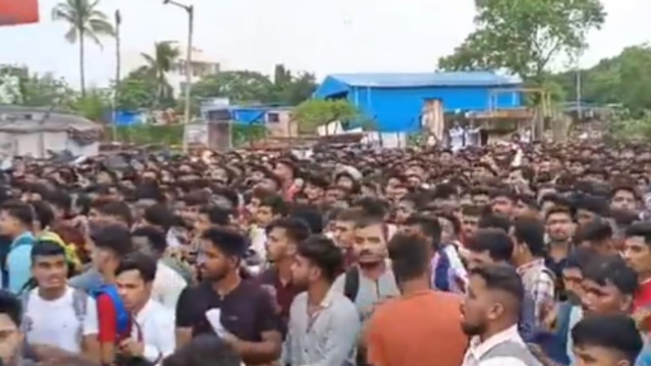 Chaos at Mumbai airport job interview
