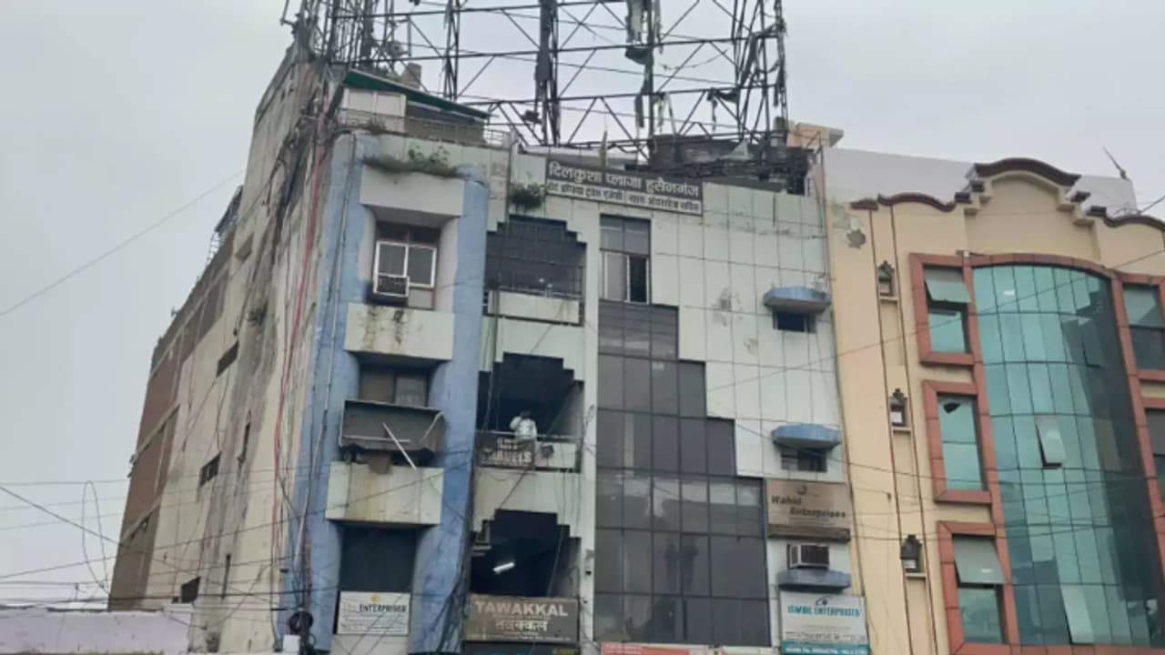 UP lucknow building 140 year old temple below dispute lda investigation hussainganj UP lucknow building 140 year old temple below dispute lda investigation hussainganj