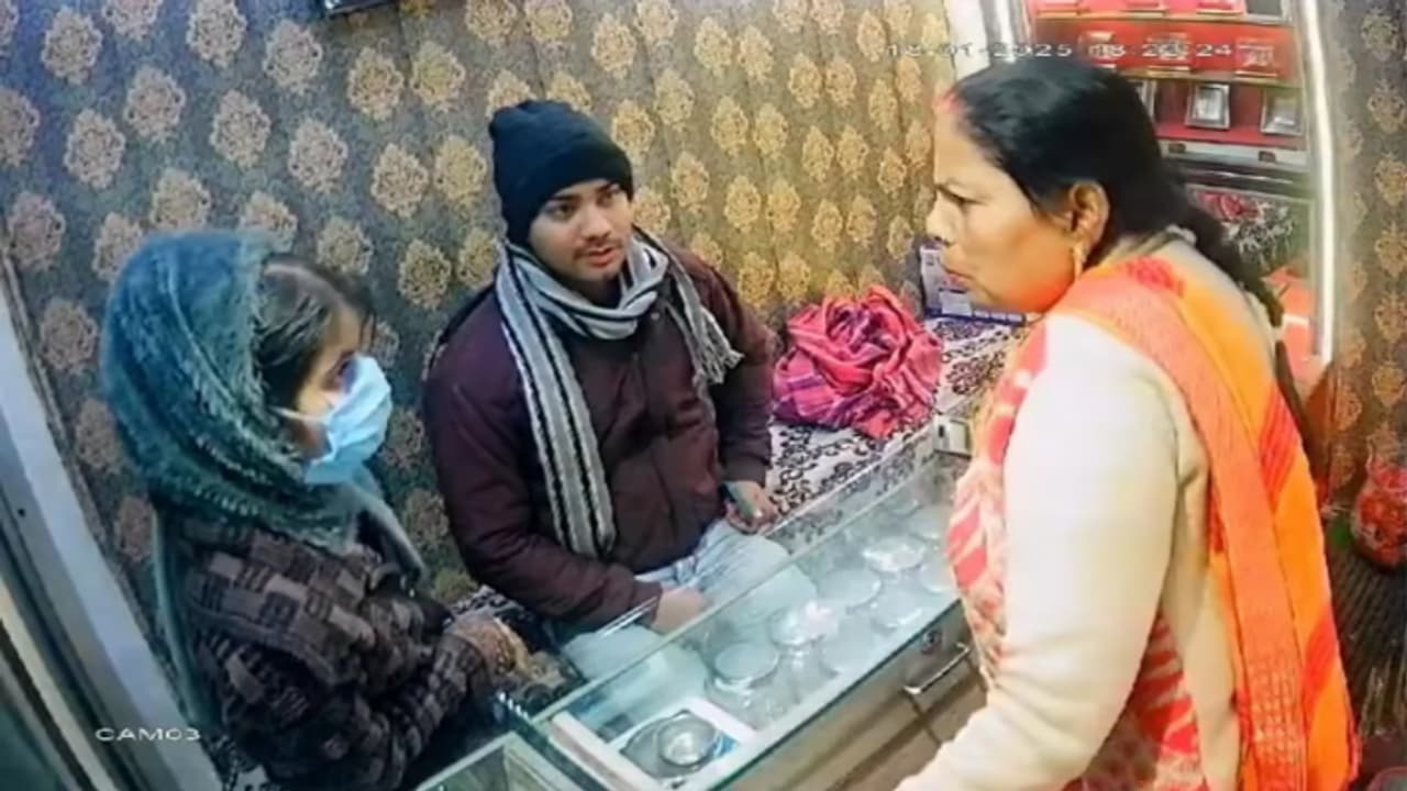 Kanpur kakadew jewelry showroom theft cctv footage one lakh rupees earrings stolen Kanpur kakadew jewelry showroom theft cctv footage one lakh rupees earrings stolen