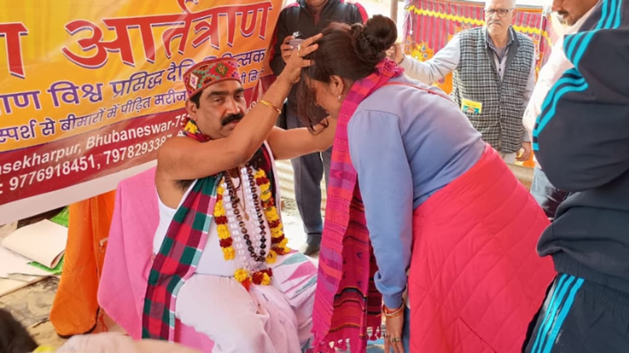 mahakumbh 2025 artatrana baba bhubaneswar miraculous healing crowds free treatment mahakumbh 2025 artatrana baba bhubaneswar miraculous healing crowds free treatment