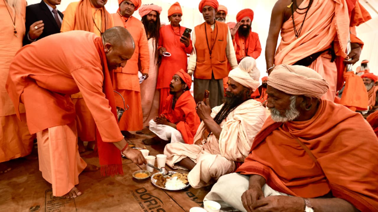 Prayagraj Mahakumbh 2025 CM Yogi Adityanath visit gurugoraksh nath akhada mahakumbh 
