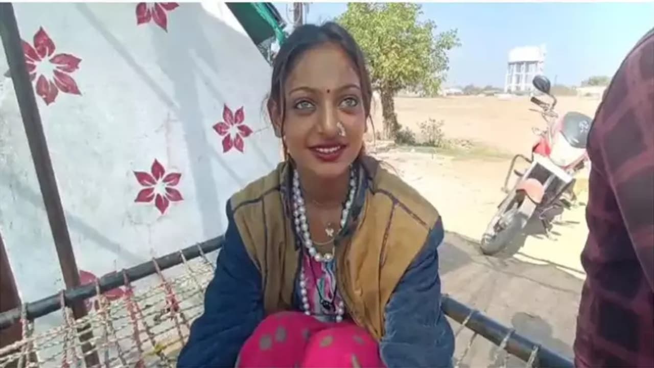 Monalisa Interview Mahakumbh Prayagraj business fail home return after taking loan Monalisa Interview Mahakumbh Prayagraj business fail home return after taking loan
