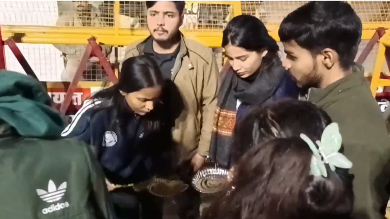 mahakumbh 2025 chaos students from Allahabad university show humanity and help pilgrims