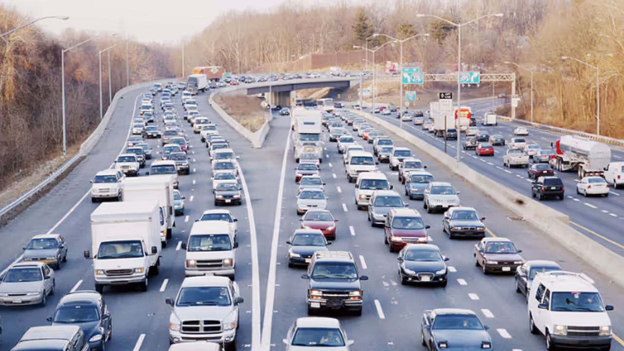 New Traffic Rule Noida Police will take action against who suddenly change lane on the road New Traffic Rule Noida Police will take action against who suddenly change lane on the road