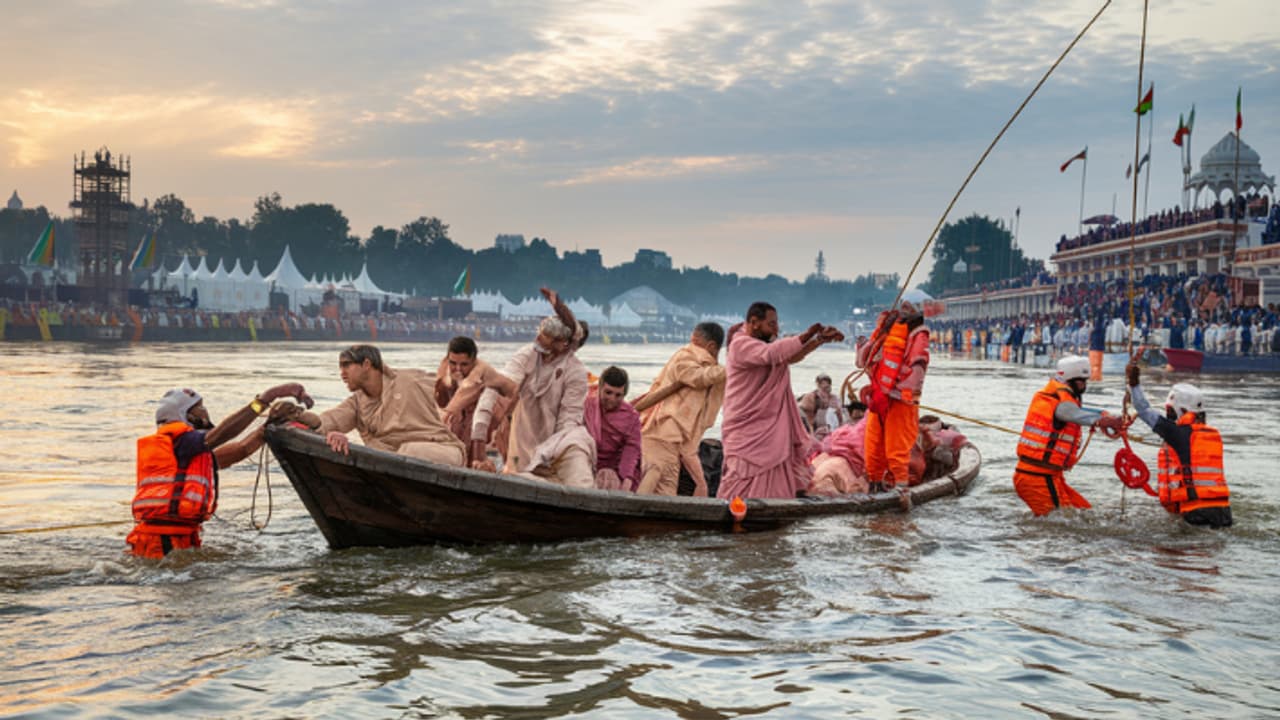 prayagraj mahakumbh 2025 boat accident ndrf sdrf rescue 17 devotees prayagraj mahakumbh 2025 boat accident ndrf sdrf rescue 17 devotees