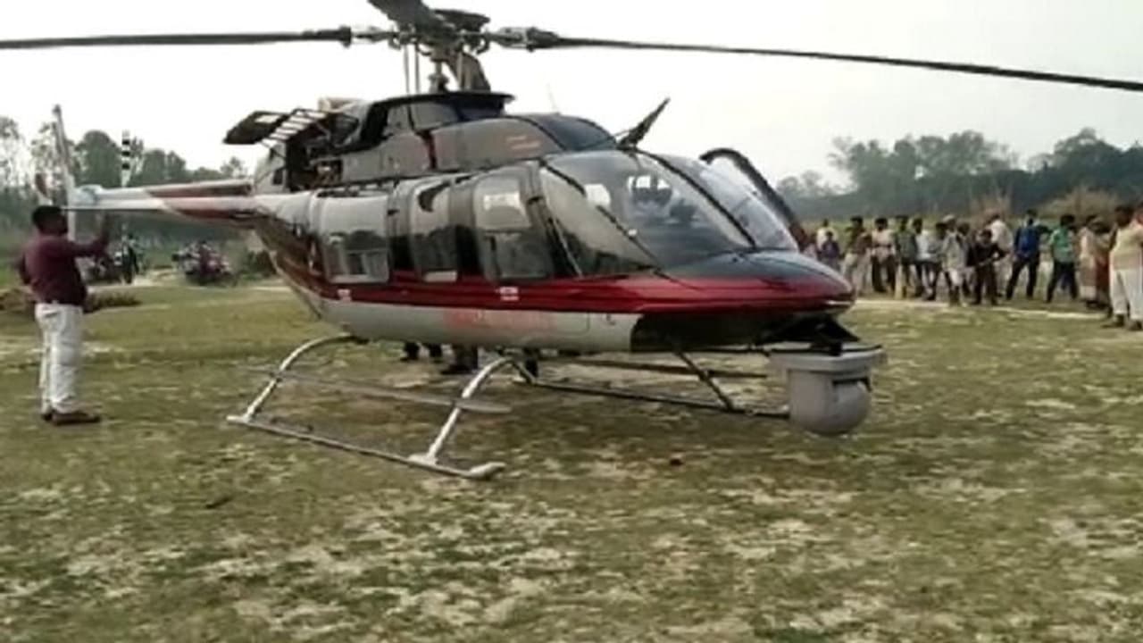 Emergency landing of helicopter in the field due to oil leaks Emergency landing of helicopter in the field due to oil leaks