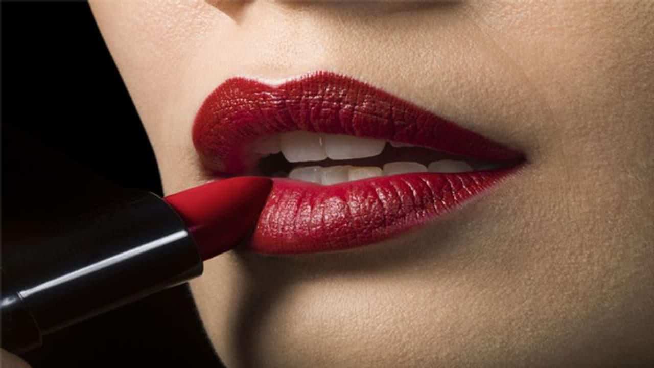 disadvantages of putting too much lipstick