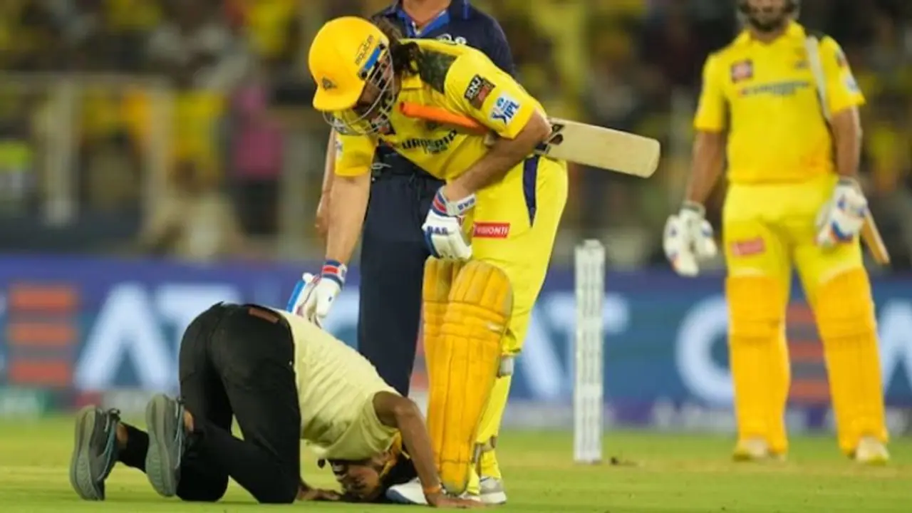 Fan Touch MS Dhoni Feet Fan Touch MS Dhoni Feet