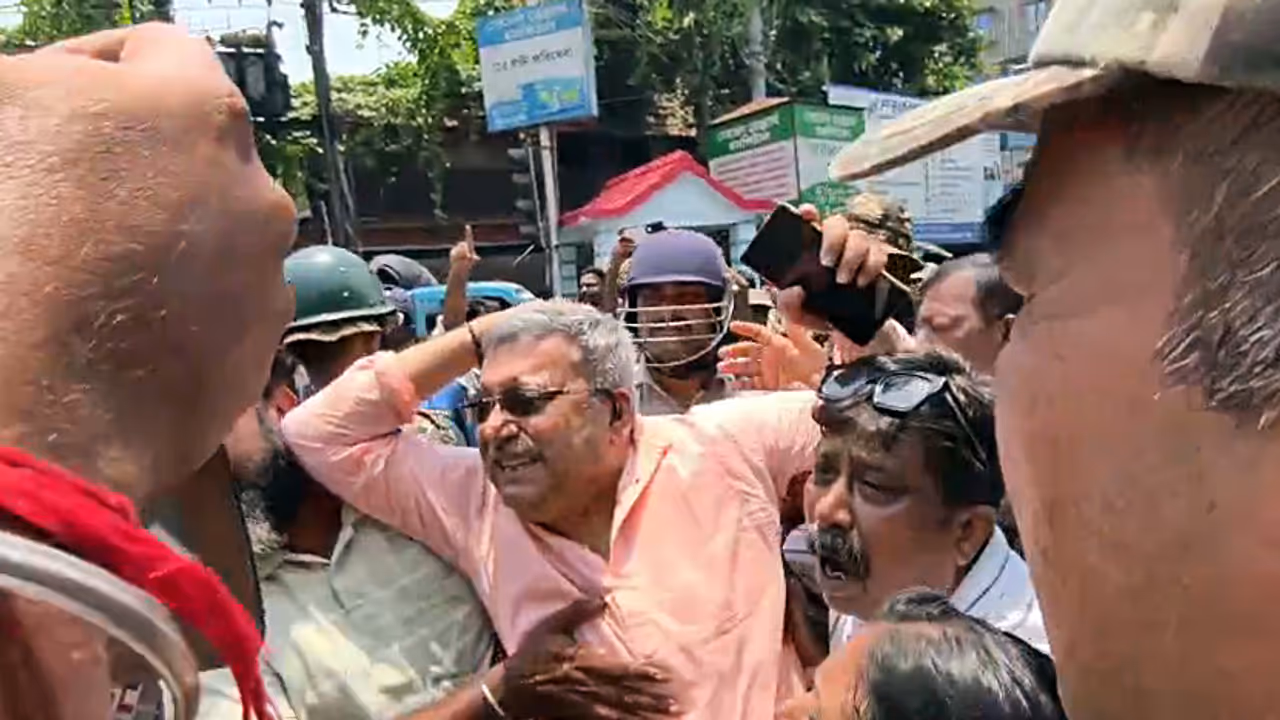 TMC MP Kalyan Banerjee allegedly attacked near Chanditala Police Station TMC MP Kalyan Banerjee allegedly attacked near Chanditala Police Station