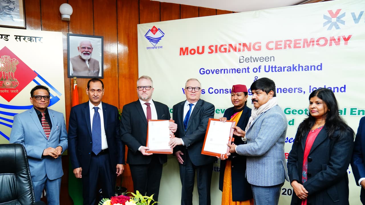 Uttarakhand CM signed MoU Uttarakhand CM signed MoU