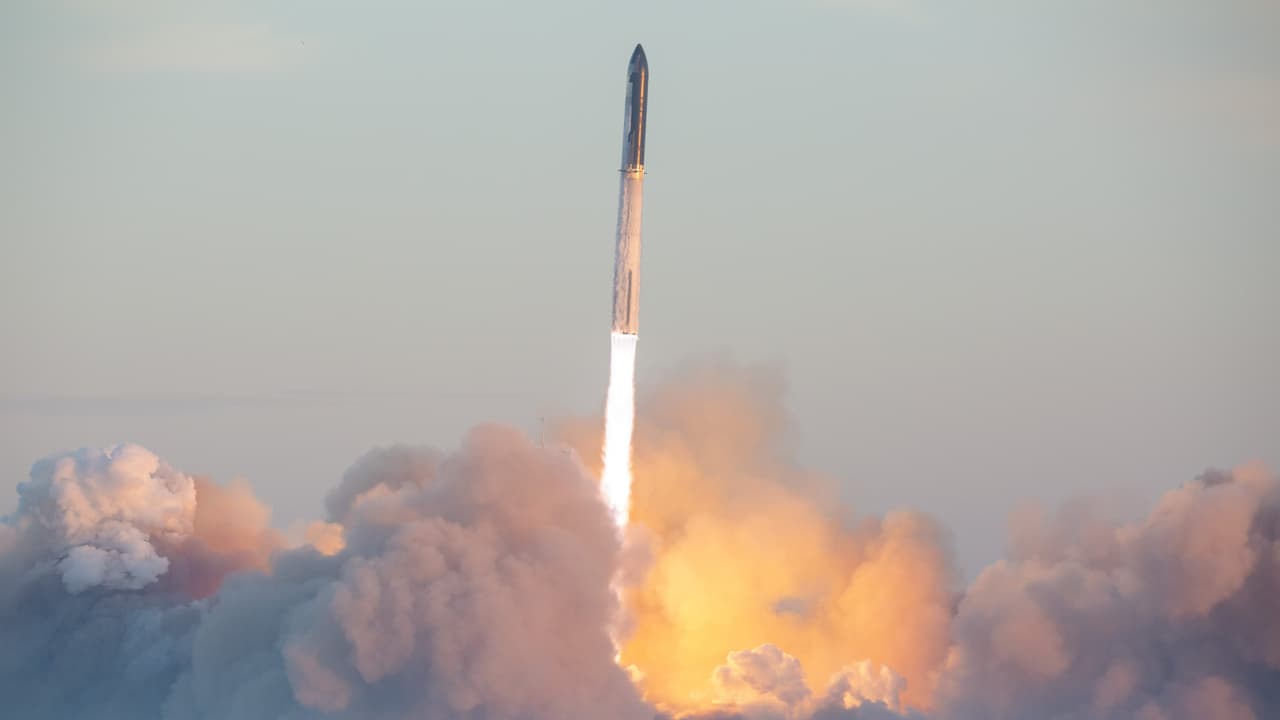 SpaceX Launches New Powerful Rocket But Communication Is Lost Soon After Launch bsm SpaceX Launches New Powerful Rocket But Communication Is Lost Soon After Launch bsm