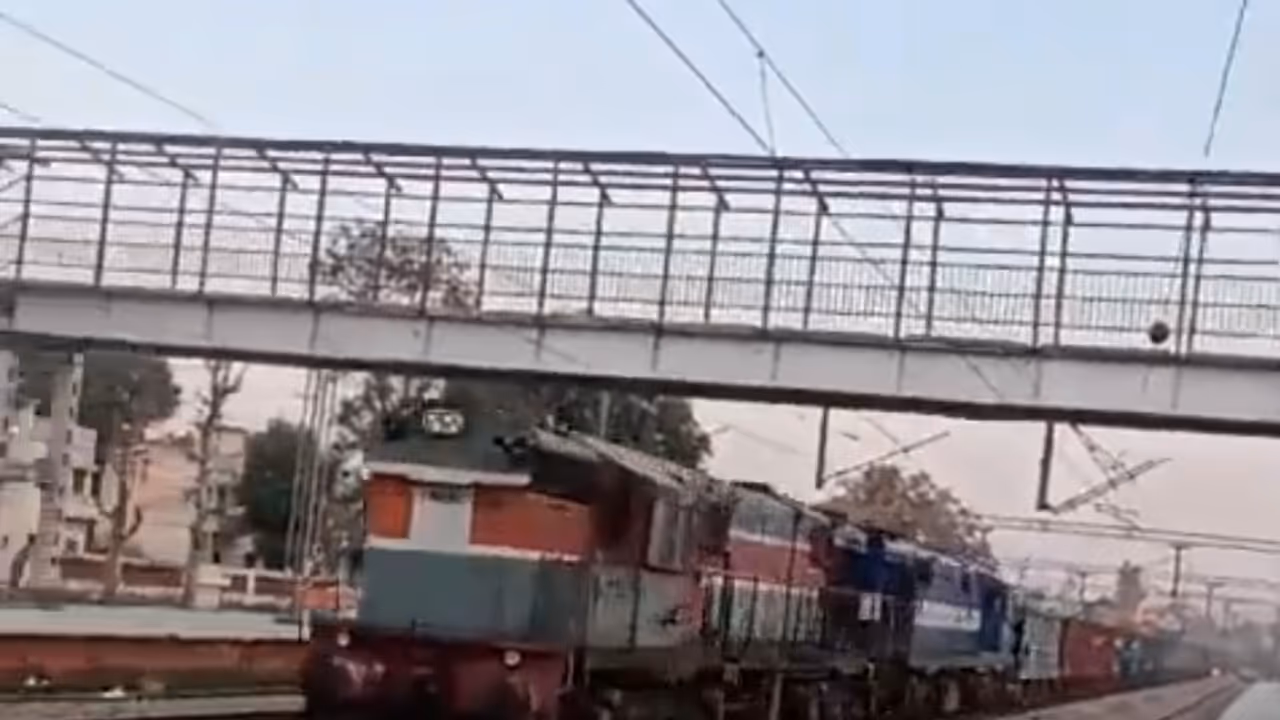 Watch Viral Video Goods train runs at 100 km speed without driver bsm
