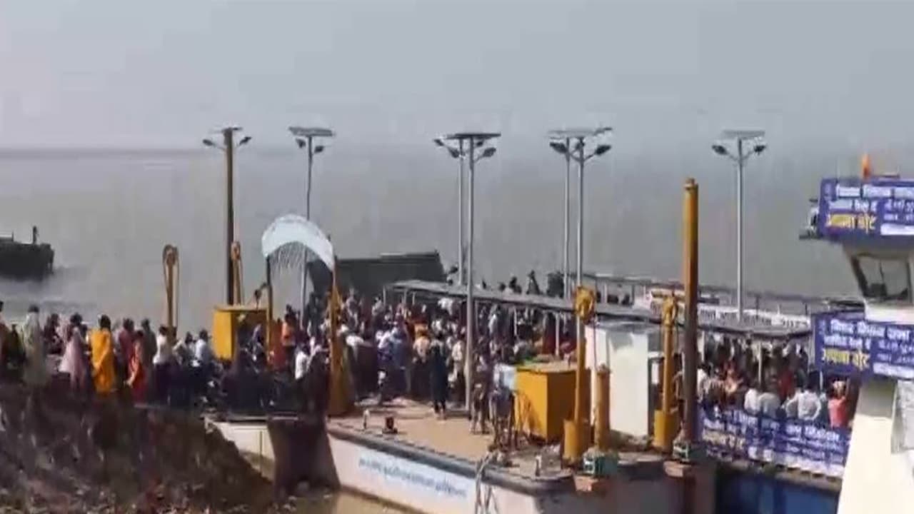 Bihar polls: Voters cast vote after reaching by boats