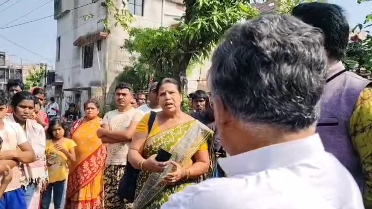 Anganwadi school worker scolds TMC MLA for coming late bsm Anganwadi school worker scolds TMC MLA for coming late bsm