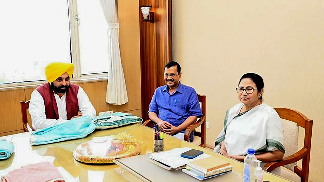 Arvind Kejriwal met Mamata Banerjee Arvind Kejriwal met Mamata Banerjee