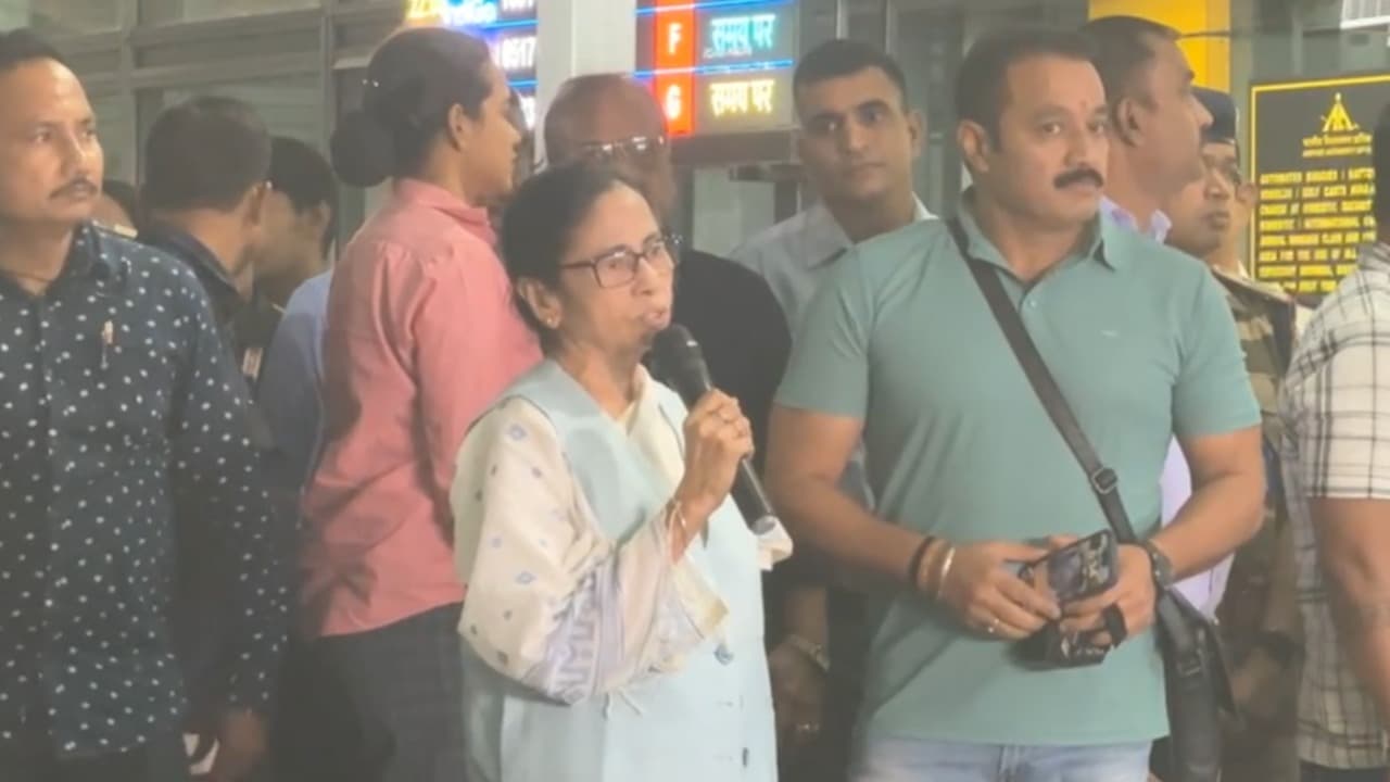 CM Mamata Banerjee leaves for Britain with message of support bsm CM Mamata Banerjee leaves for Britain with message of support bsm