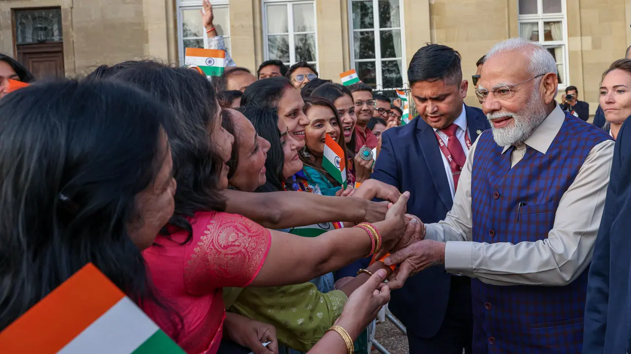 PM Modi receives a warm welcome from the members of the Indian Diaspora in London PM Modi receives a warm welcome from the members of the Indian Diaspora in London