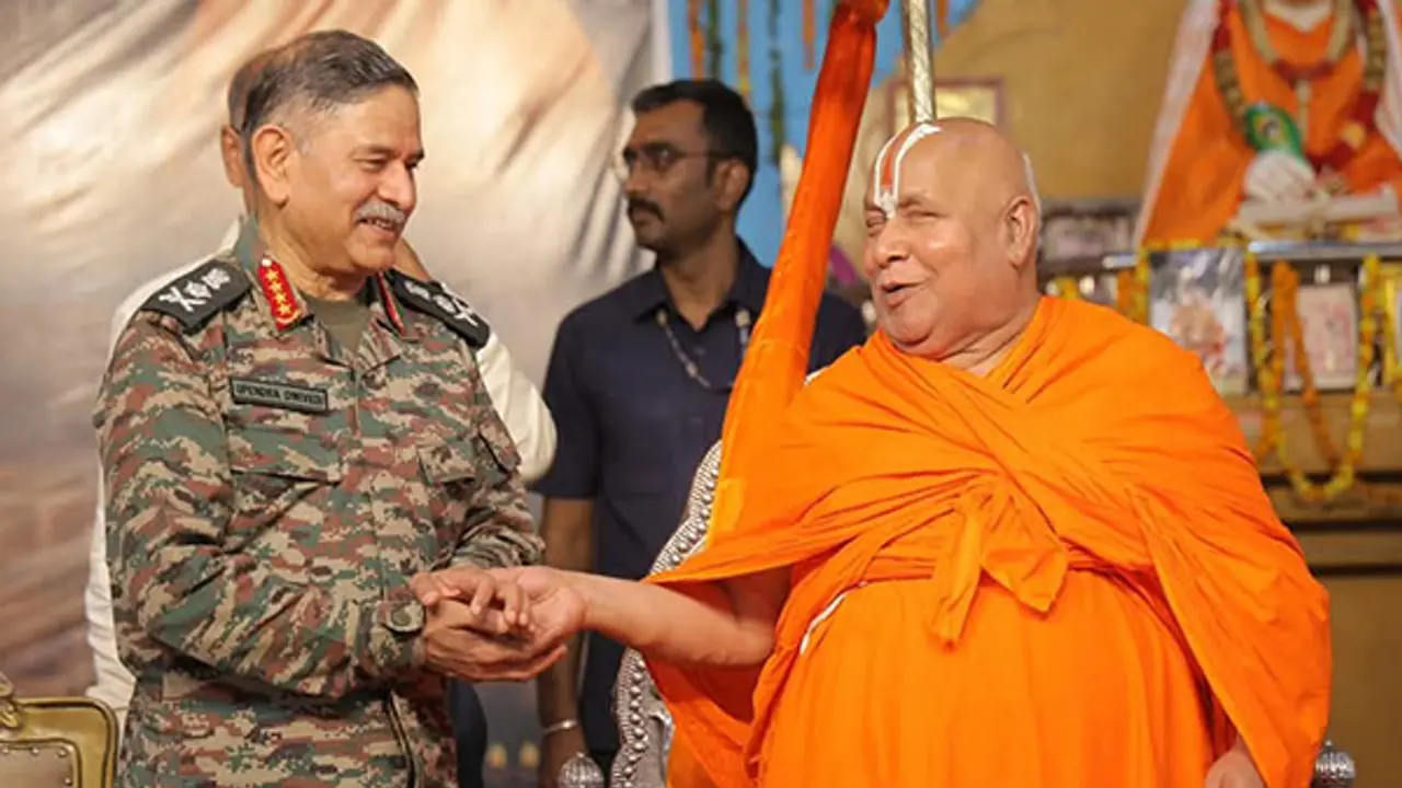 Spiritual leader Jagadguru Rambhadracharya and Chief of Army Staff, General Upendra Dwivedi (Photo/ @JagadguruJi)