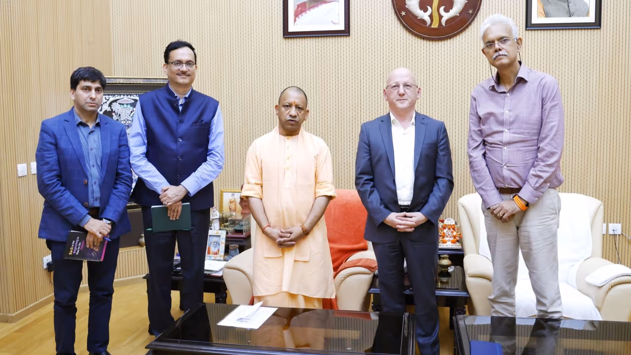 Yogi Adityanath with CIP Peru team Yogi Adityanath with CIP Peru team