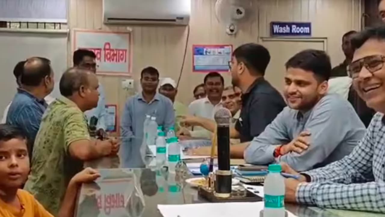 Viral Video: 13 Year Old Challenges UP DM, Demands Justice in Family Property Dispute | WATCH Viral Video: 13 Year Old Challenges UP DM, Demands Justice in Family Property Dispute | WATCH