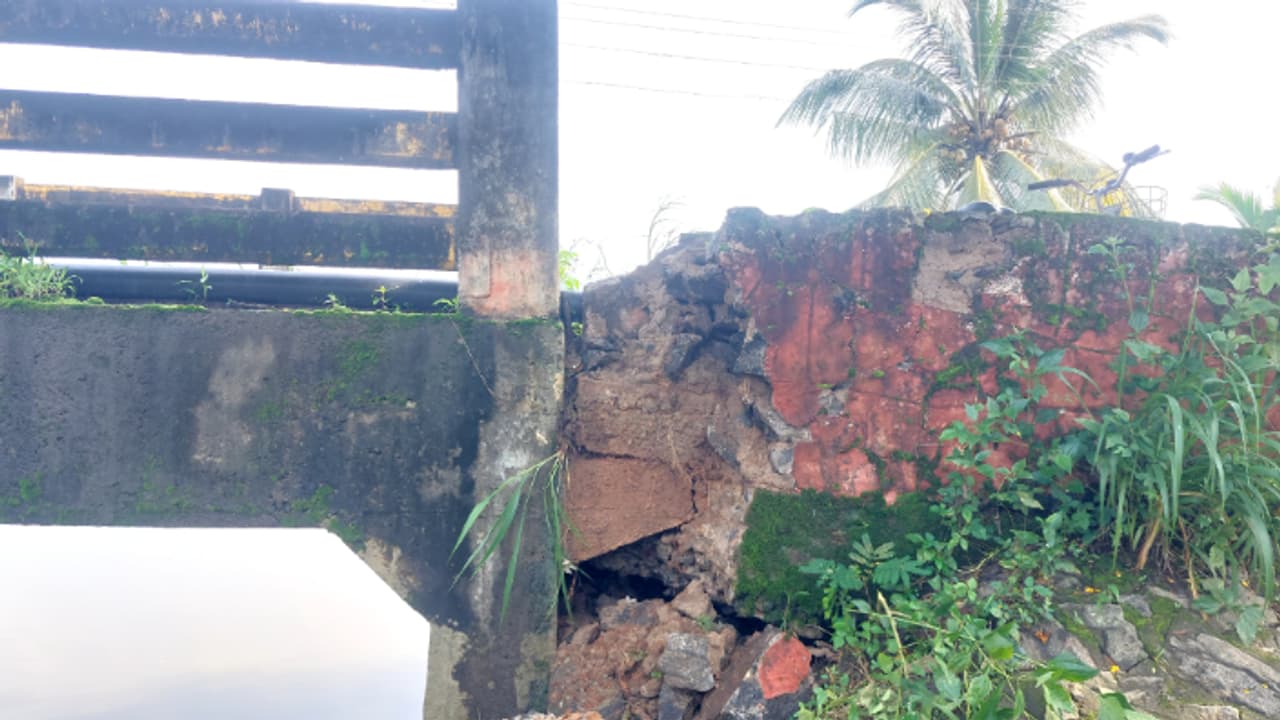 Bridge in dangerous condition Bridge in dangerous condition