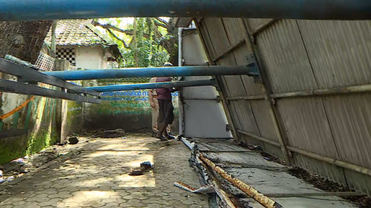 bus shelter collapsed in kozhikode