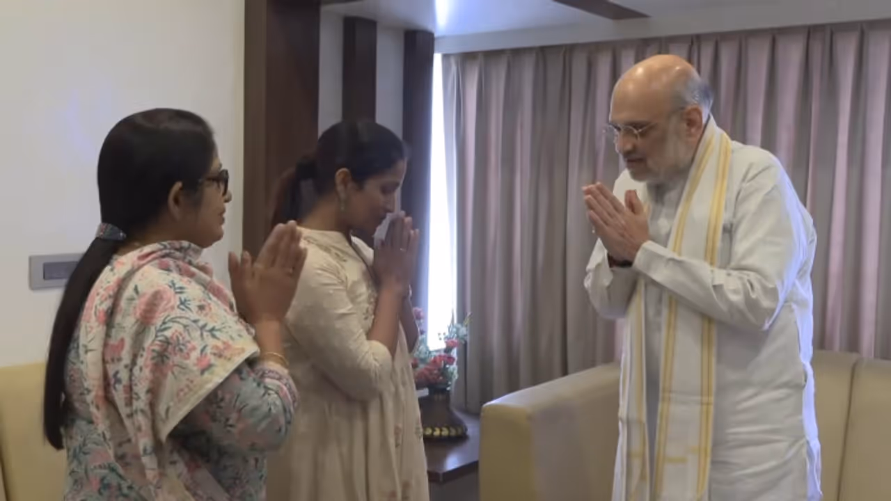 Amit Shah meets family members of Ramachandran, who was killed in Pagalgam