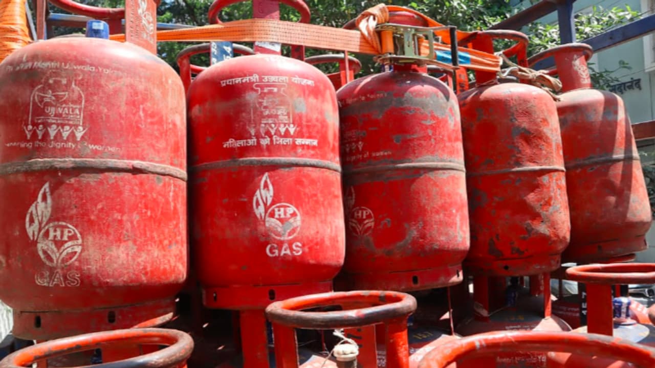 Commercial Gas Crisis Hits Bengaluru Weddings Families Turn to Home Cylinders Commercial Gas Crisis Hits Bengaluru Weddings Families Turn to Home Cylinders