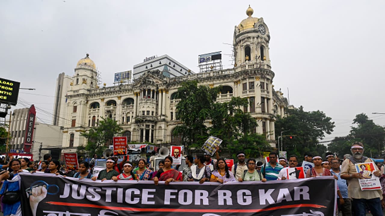 Junior doctors sit on protest Dharmatala to protest RG kar case with 10 points bsm