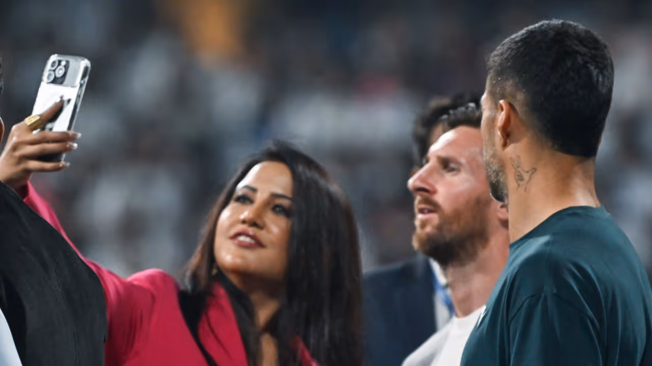 Amruta, Messi Amruta, Messi