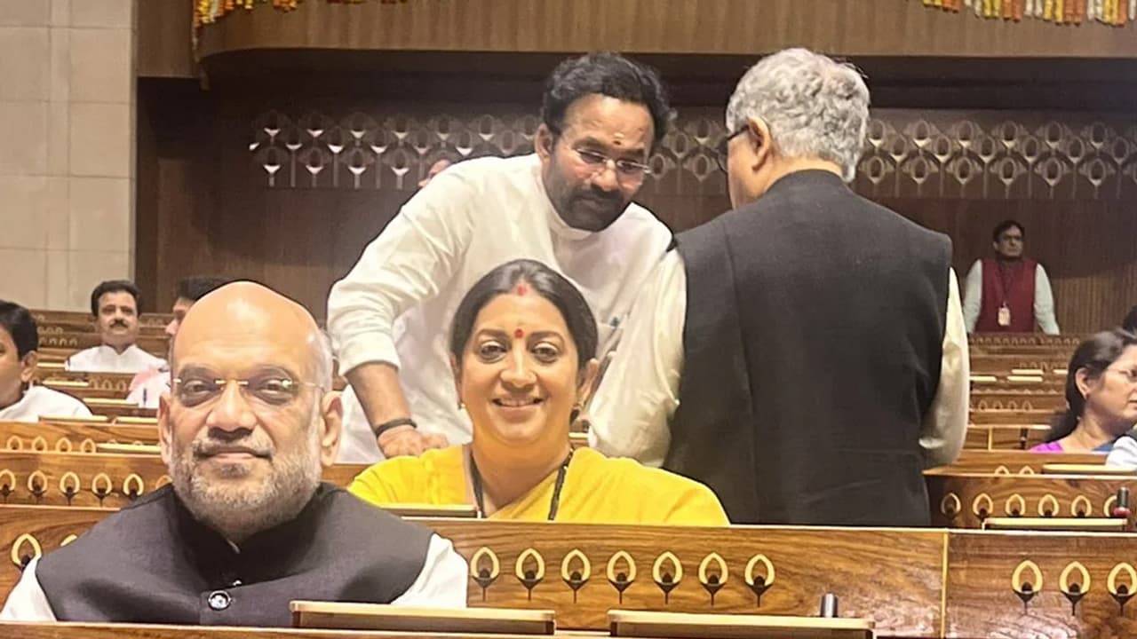 amit shah smriti irani photo bombed amit shah smriti irani photo bombed