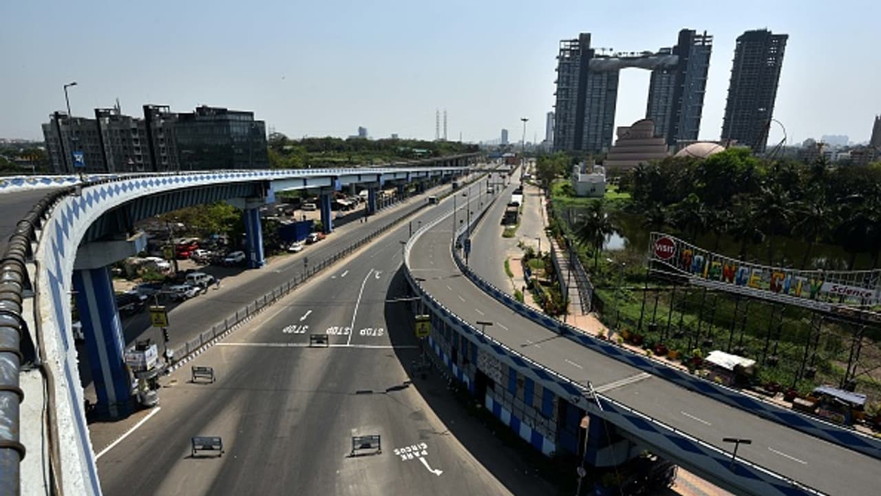 Traffic disrupted due to road accident at Maa flyover on EM bypass in Kolkata bsm Traffic disrupted due to road accident at Maa flyover on EM bypass in Kolkata bsm