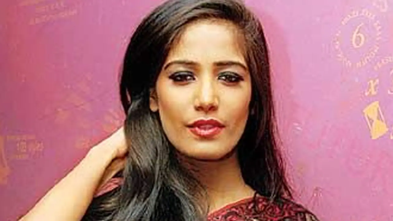 Poonam Pandey 8 ethnic looks from saree to salwar suit Poonam Pandey 8 ethnic looks from saree to salwar suit