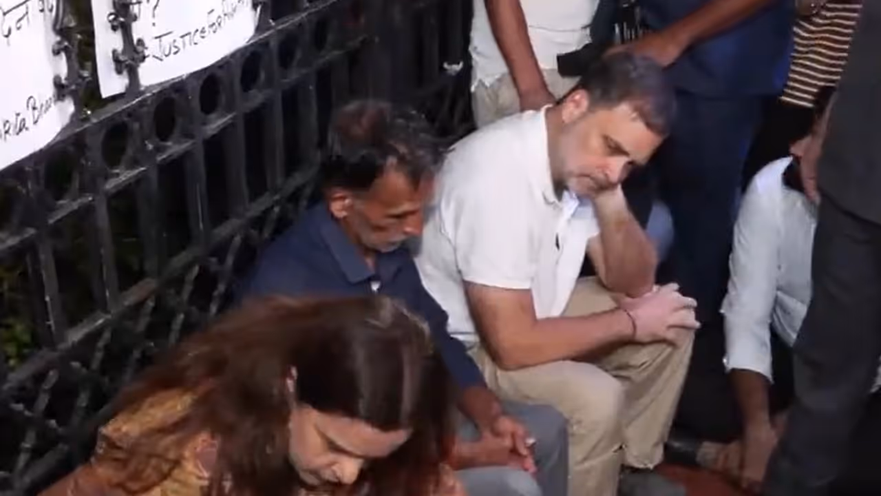 Rahul gandhi with ankita bhandari parents Rahul gandhi with ankita bhandari parents