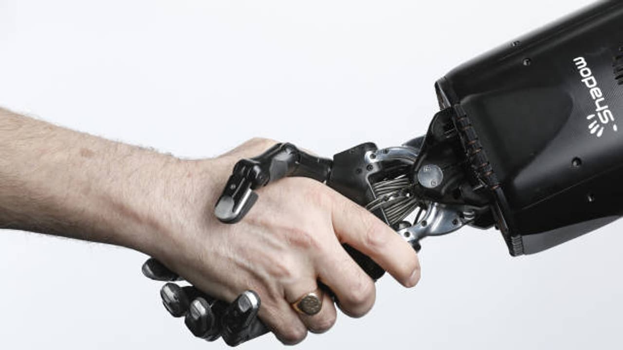 Researchers create new robotic "skin" that feels heat, real pain, pressure