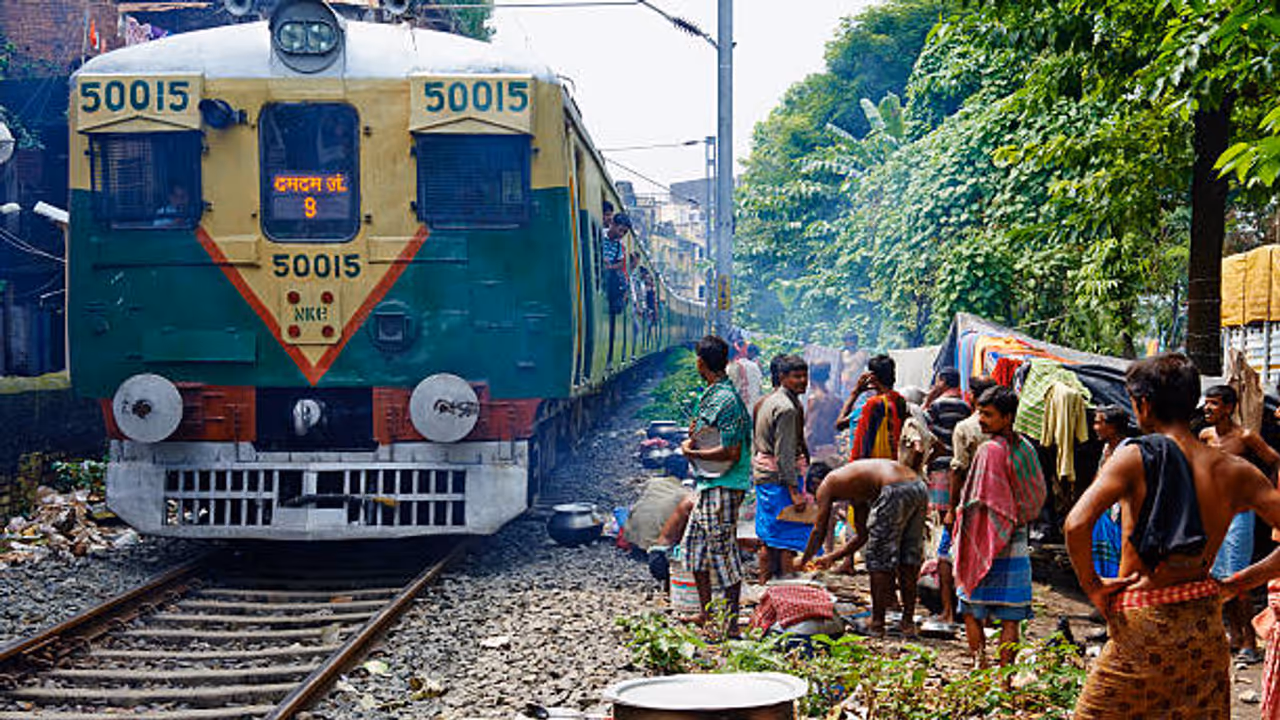 These two stations on the Sealdah division are the dirtiest you will truly be surprised to learn their names These two stations on the Sealdah division are the dirtiest you will truly be surprised to learn their names