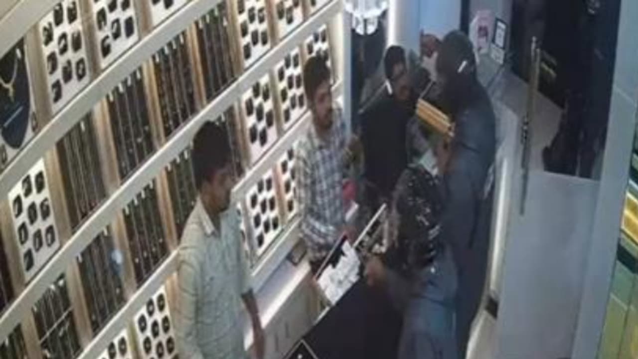 Kharghar jewelery shop looted Kharghar jewelery shop looted