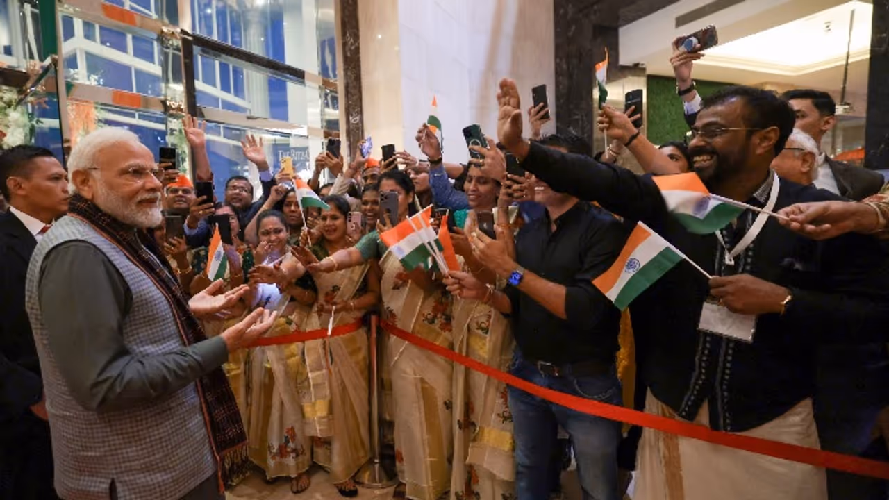 Narendra Modi welcomed in Jakarta Narendra Modi welcomed in Jakarta