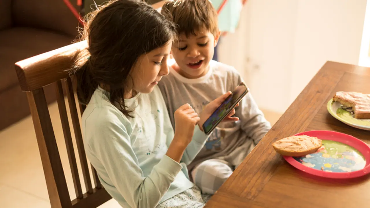 use mobile while eating use mobile while eating