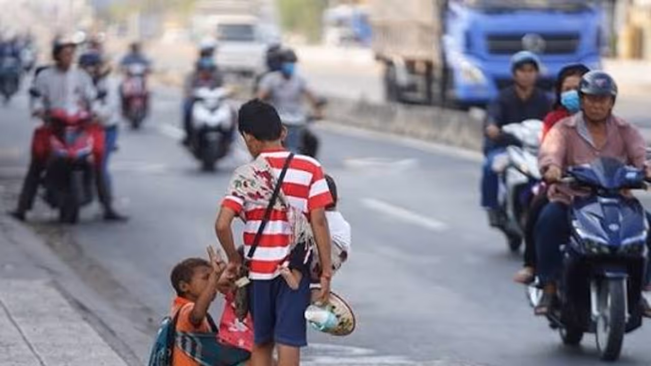 Viral Video Exposes Children Being Wrapped in Fake Bandages to Beg on Streets Viral Video Exposes Children Being Wrapped in Fake Bandages to Beg on Streets