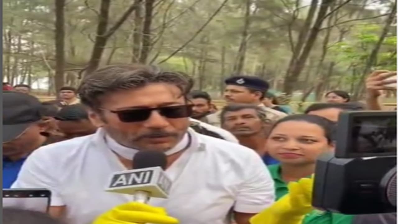 jackie shroffs hits on fans head video viral on social media 