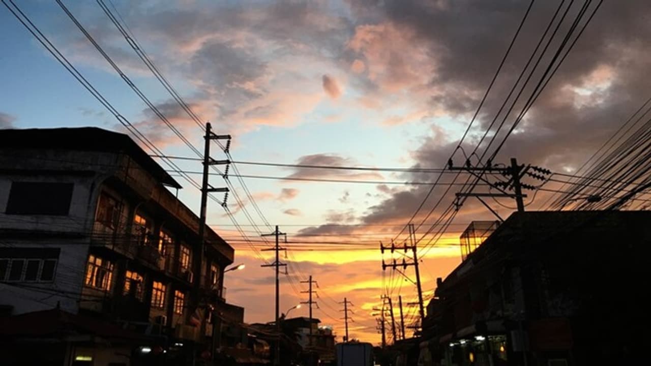 people suffers load shedding in kolkata in this summer people suffers load shedding in kolkata in this summer